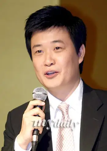 金成柱举行了新闻发布会宣布自己辞去mbc的主持人职务