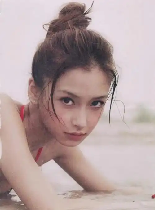 杨颖国外穿比基尼惊艳!肤白腰细不似孩子妈,小海绵正脸被曝像爸