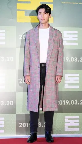玄彬又帅了,白t配长大衣轻松穿出型男范,身高184cm真不是吹的