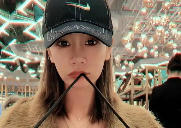 曹云金官宣恋情后,前妻唐菀晒照"比耶",手上婚戒成亮点_生活_唐菖蒲