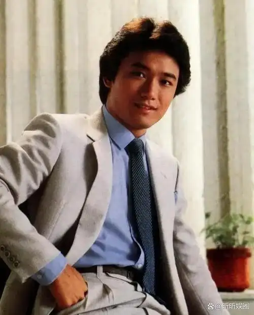 第三位:苗侨伟年轻的时候也是特别帅气,属于型男那种,演技精湛!