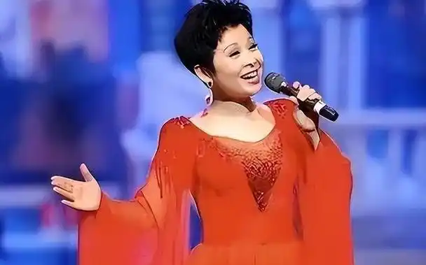 "民歌天后"董文华:23岁爆火,38岁跌落神坛,她到底经历了什么