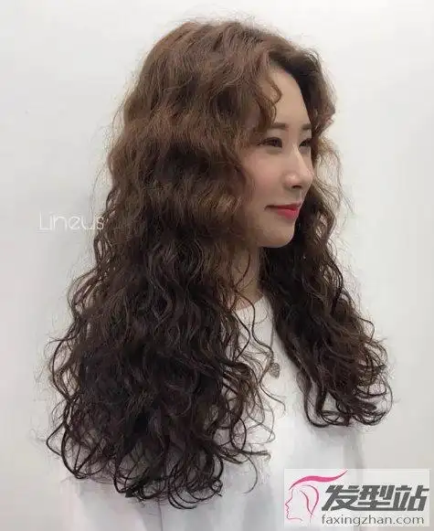 2020年羊毛卷发型图片 时髦洋气带有复古感超显发量_发型站_最新流行