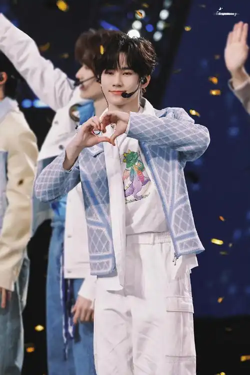 张真源超话期待看到新鲜小张@时代少年团-张真源#星光大赏节目单#98