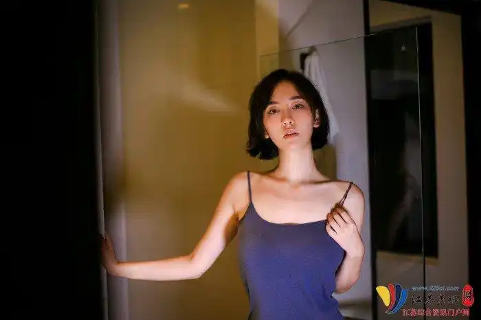 吕佳容拍摄大尺度性感写真 浴室吊带湿身诱惑