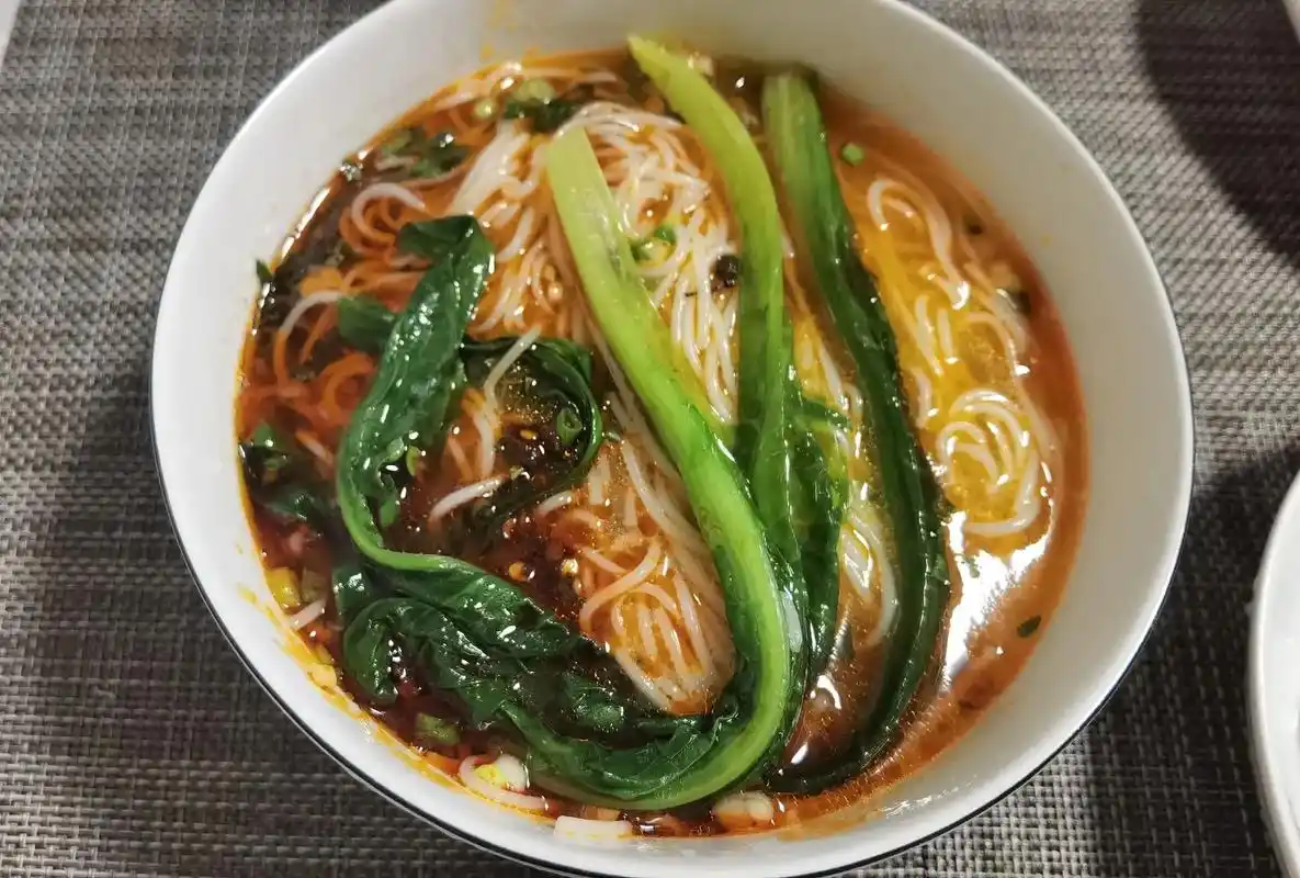 重庆小面&地锅鸡.娃爹最近迷恋做重庆小面,色香味俱全,连续吃 - 抖音