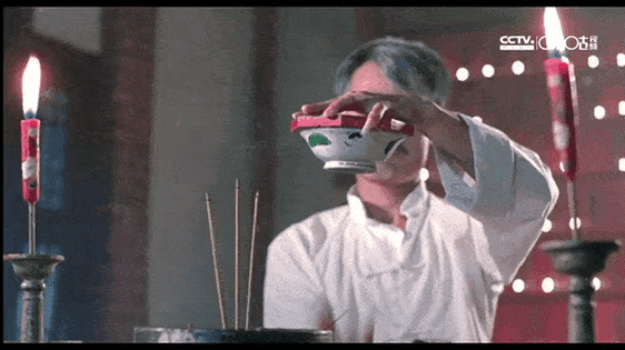 林正英在这部影片中再现僵尸道长的经典形象.