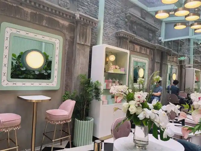 laduree  #马卡龙赶上了开张第一天 在下雨的上午重温了巴黎的味道