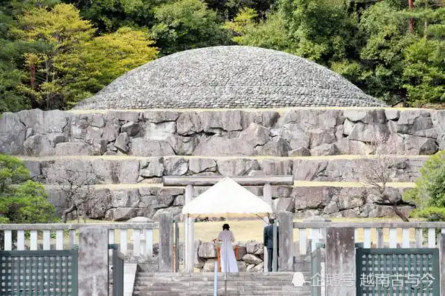 月25日下午佳子公主前往东京都八王子市武藏陵墓,参拜昭和天皇的陵墓