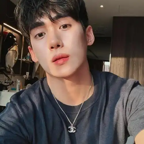 真实照片男头像真实男生照片头像