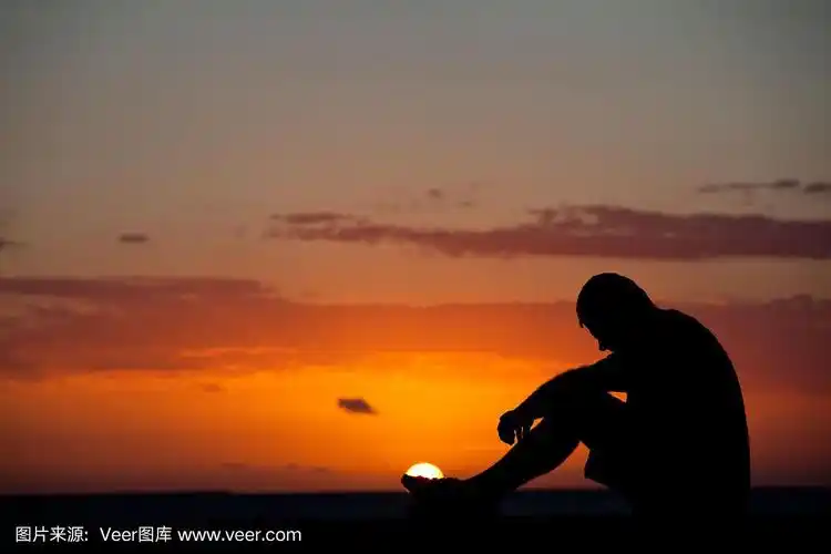 一个沉思中的男人的剪影