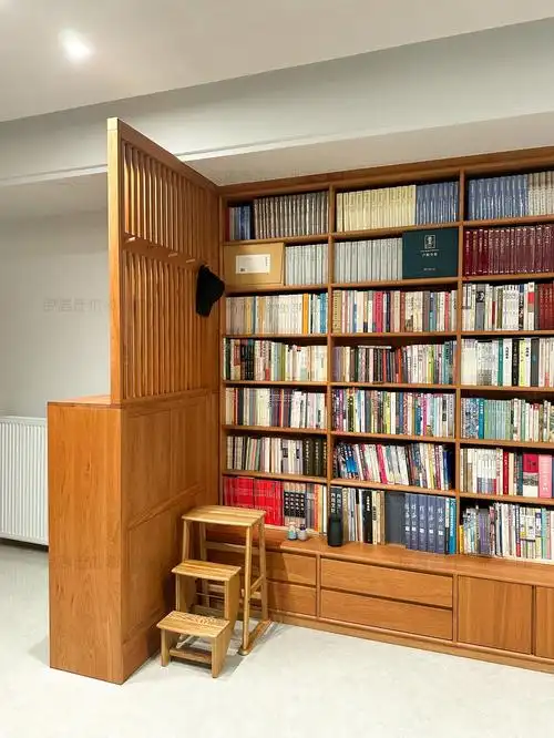 成都业主家的满墙书柜,连着玄关区域做了一个遮挡设计,缓解进门即厅的