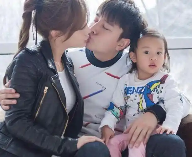 贾乃亮对李小璐全心全意地顺从,简直就像是往东走绝不会偏离般.