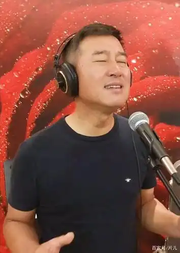 满文军近照罕见曝光,两鬓斑白风采犹在,曾因歌曲《懂你》走红