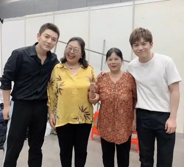 杜海涛一家三口现身机场海涛红配绿穿搭不违和妈妈太漂亮了