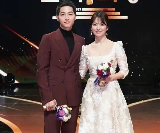 宋仲基在新戏中偷吻金智媛,老婆宋慧乔看到后不会吃醋吗