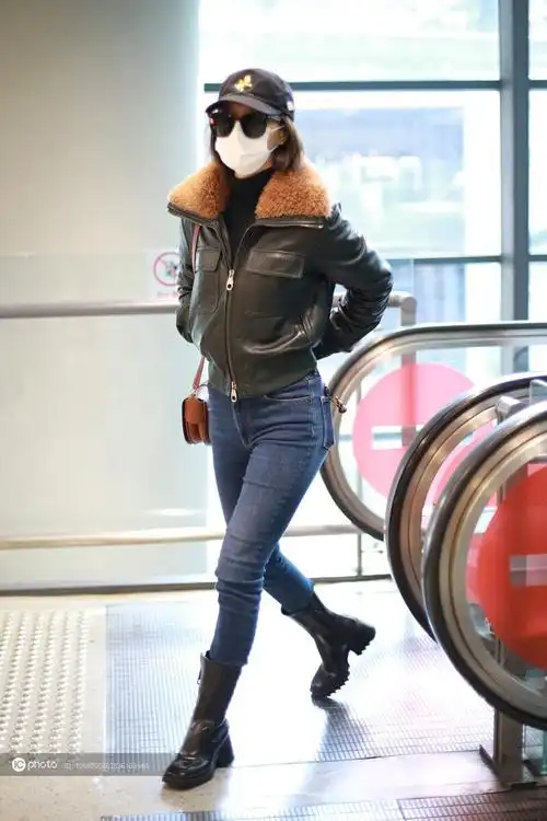 街拍王珞丹高领毛衣深绿色毛领皮衣牛仔裤chloe手袋短靴时髦chic