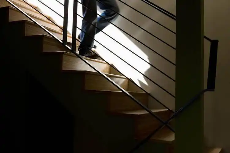 一个人,栏杆,走,横图,室内,白天,侧面,楼梯,欧洲,欧洲人,仅一个男性