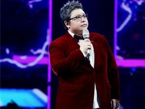 韩红减重40斤模样大变扎丸子头穿牛仔裤瘦出迷人线条引热议