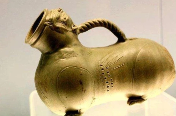 曾被当做夜壶的文物,被发现刻有一行字后,身价倍增成国宝