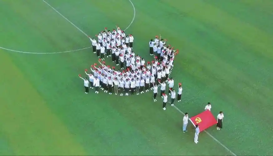 庆祝七一丨学生党支部开展我与党旗合个影青春逐梦心向党活动