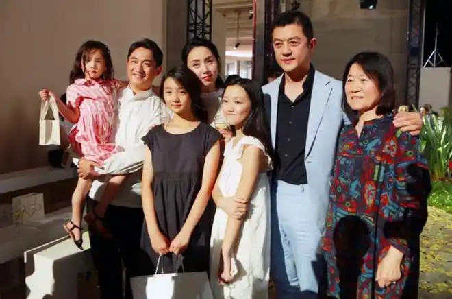 黄磊一家五口罕见同框穿得低调接地气小儿子颜值也不差
