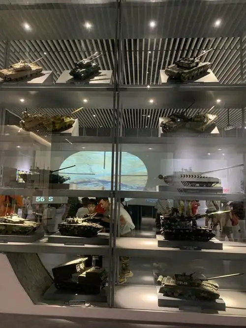 兵器馆里陈列着中国自行研制的坦克,大炮,导弹,火箭和卫星.
