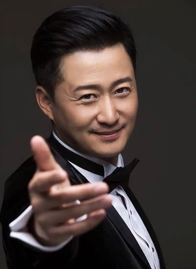 50岁巨星吴京病倒入院,面容憔悴很沧桑,医生对着膝盖打针