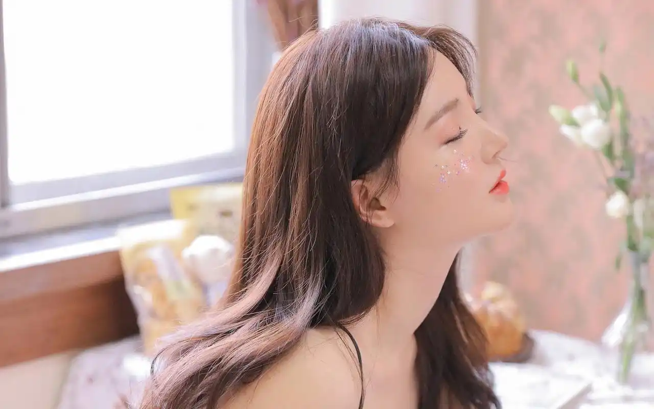 粉红蕾丝美女图片桌面壁纸