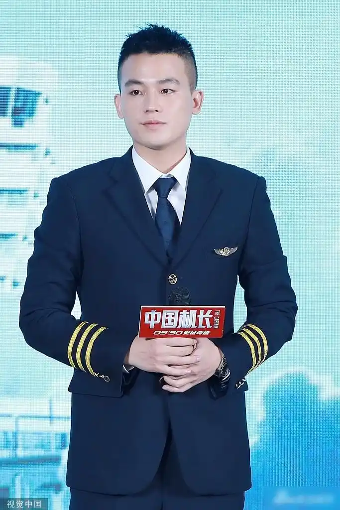 【欧豪同框《中国机长》角色原型被指撞脸】9月25日,电影#中国机长#在