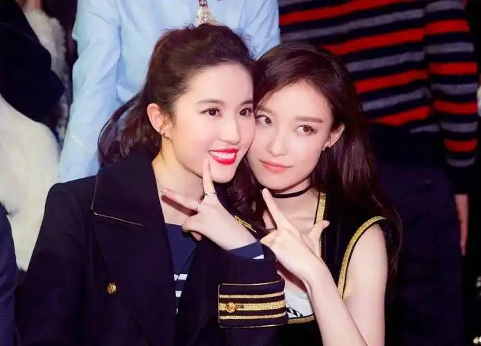 原创倪妮和众多女星的同框照凭借优越的气质和肩颈线条稳胜