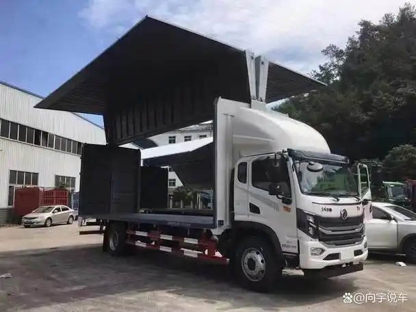 飞翼车就是那种侧面有翅膀一样的门的货车,可以让货箱的侧面完全打开