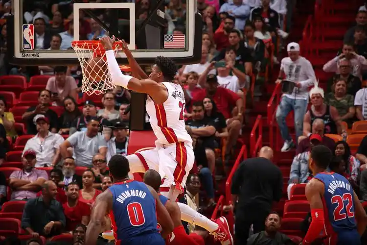 哈桑·怀特塞德在比赛中双手扣篮(图片来源:nbae/getty images)