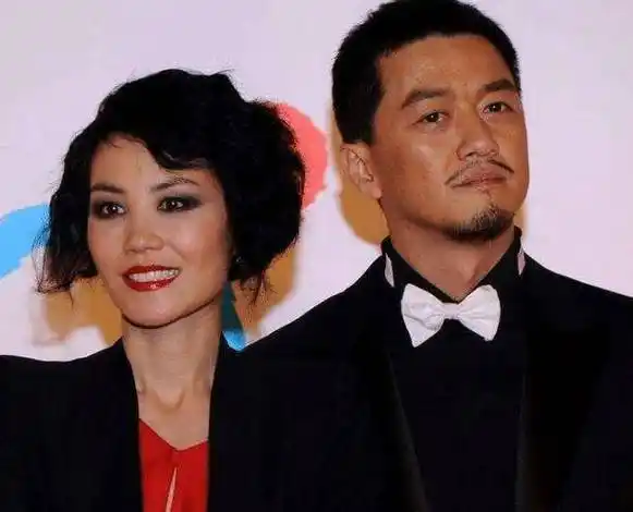 李亚鹏女友近照曝光,穿红色吊带裙大秀好身材,气质不输前妻王菲!