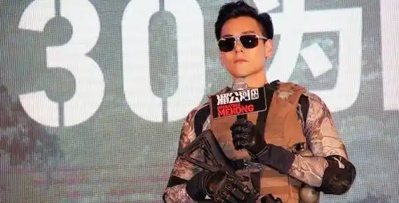 后来彭于晏因拍摄电影《湄公河行动》,"肌肉男"的称号为他开启了新