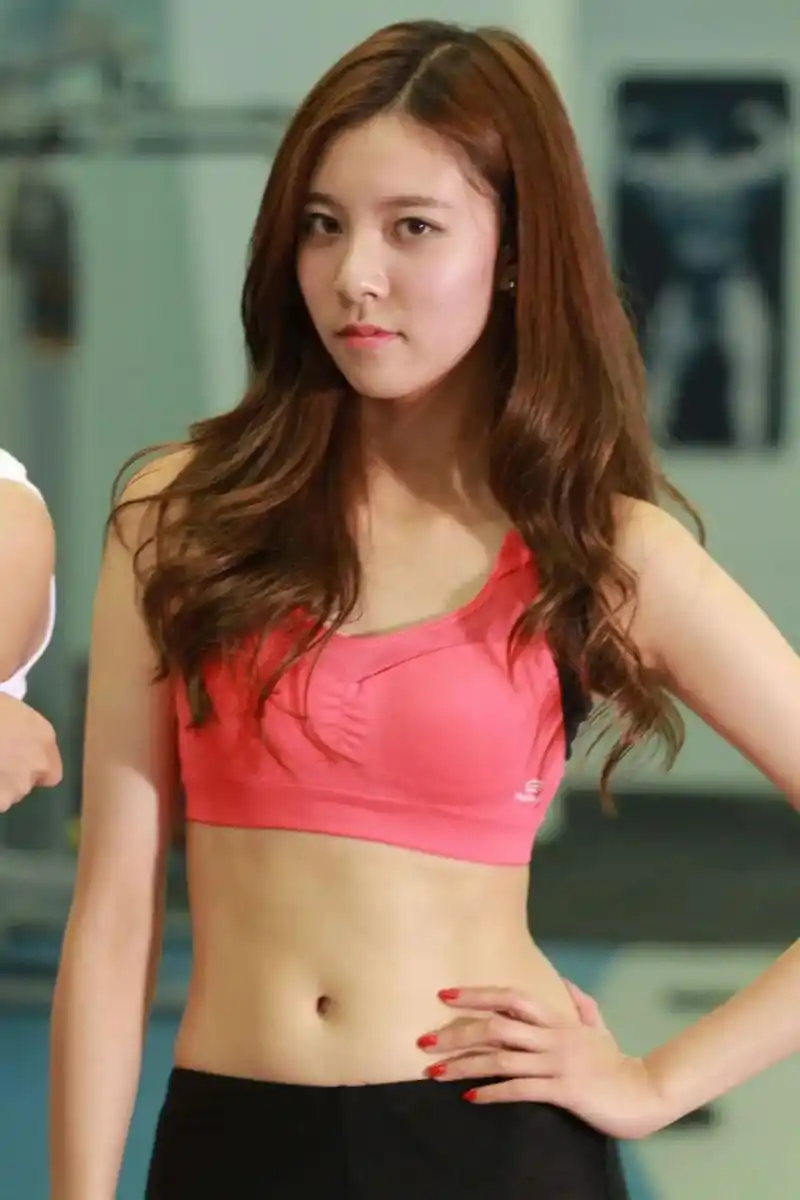 而且这素颜很抗打啊. #明星动态# #明星穿搭# #宋妍霏