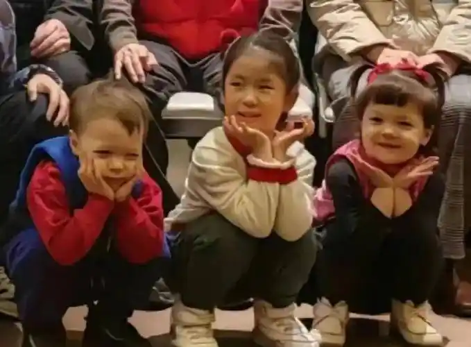 撒贝宁携老婆孩子回武汉过年,龙凤胎颜值高,小撒妹妹罕见露面!