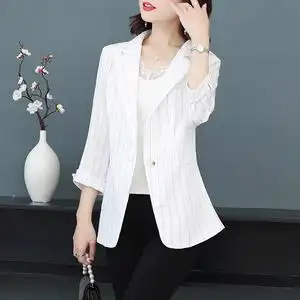 修身白色西服怎么搭配