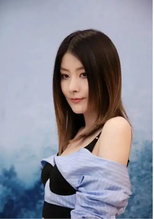 陈慧琳现在可拼了穿露肩外套配抹胸内搭亮相露胳膊又露腰