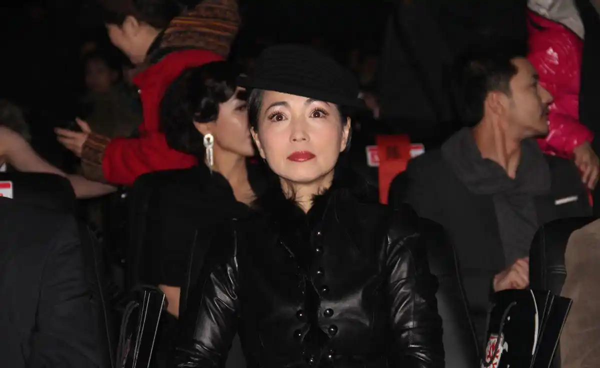 她天生丽质偏偏要扮丑,曾与僵尸道长是情侣,如今嫁了亿万富豪!