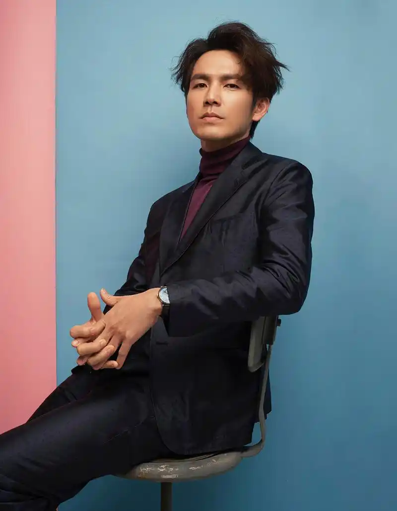 钟汉良正装在身低调高冷