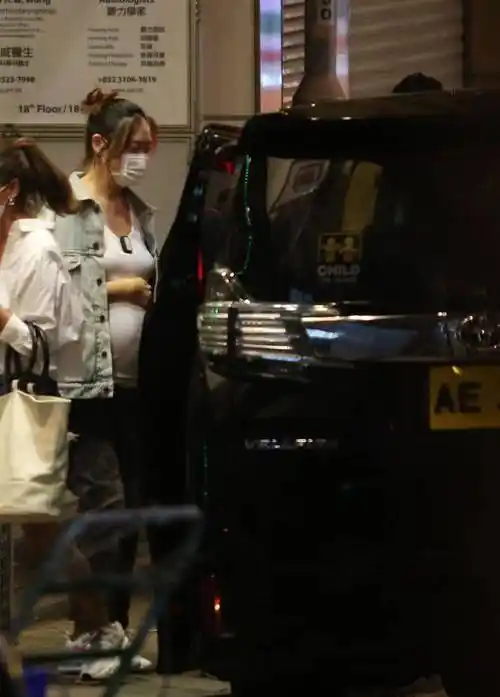 原创应采儿产前行踪被曝挺着巨肚外出吃牛扒陈小春一举动太贴心