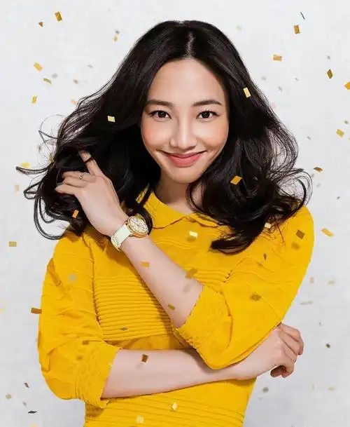 近日,一组白百何的泳装照片在网络上迅速走红,这位中国内地女演员以