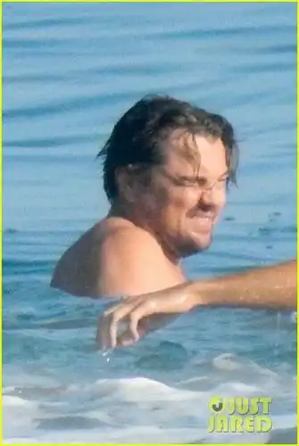 表情包素材来了!"小李子"莱昂纳多·迪卡普里奥曝最新戏水照