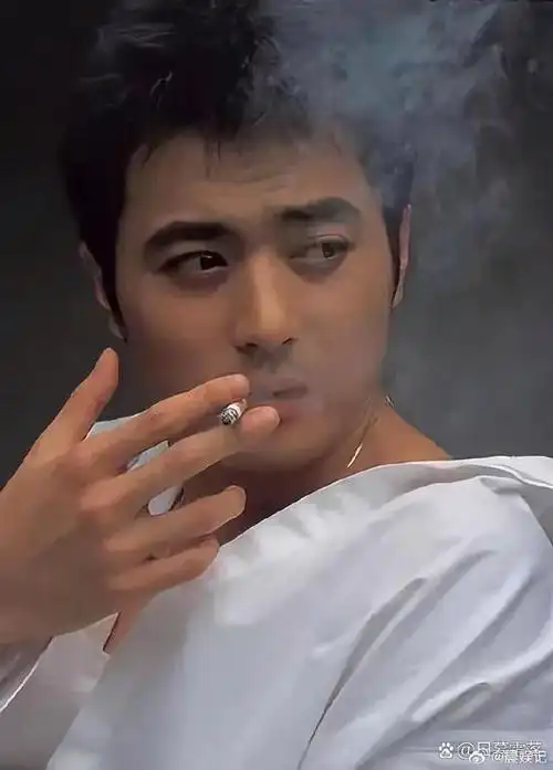 韩国男神张东健帅气依旧,妻子高小英也依旧很美,神仙眷侣!