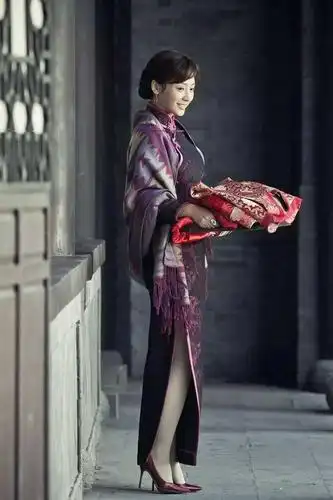 柳岩穿上旗袍, 既可以高贵优雅, 又可以性感迷人!