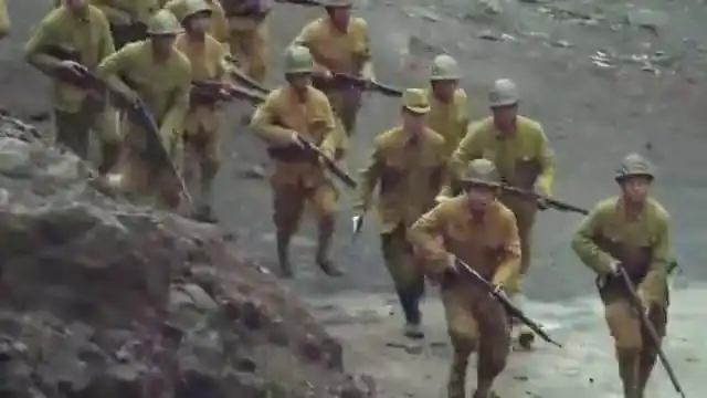 鬼子进山围剿,不料女狙击手早已严阵以待,一枪直接爆头鬼子!