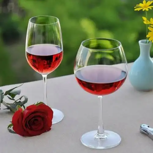 壁纸:摇晃的红酒杯