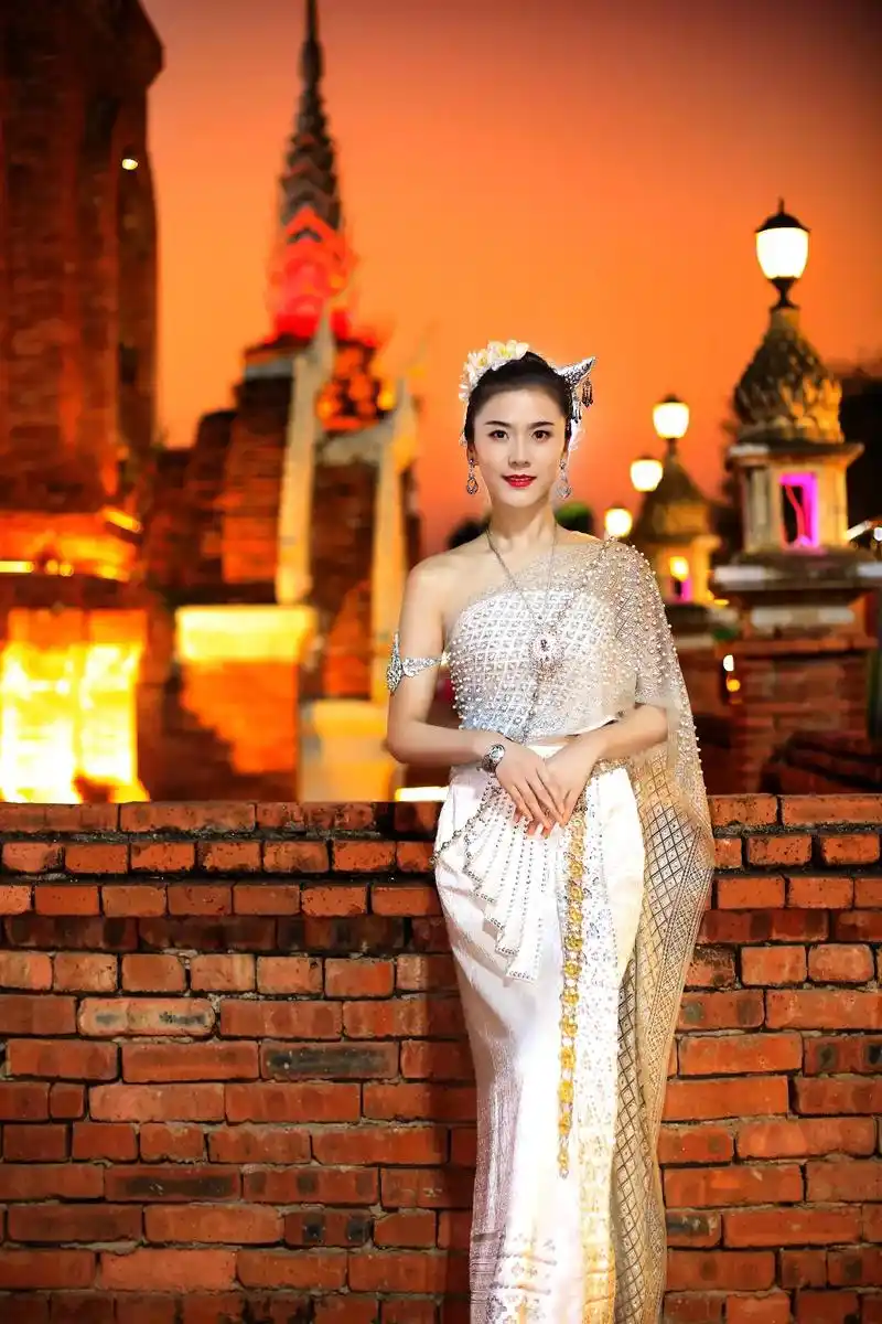 经典纯白傣装写真,一定要提前预,月才有位置哦#西双版纳旅拍  - 抖音