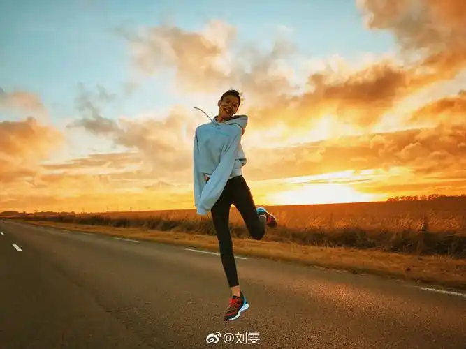 海报星图#@刘雯 登《时尚cosmo》24周年刊,温柔又帅气的表姐太高级